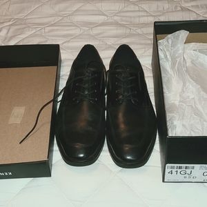 Black dress shoes
